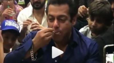 Salman Khan eats ice-cream with kids. (Photo: Instagram/ Salman_Khan_Kingdom)