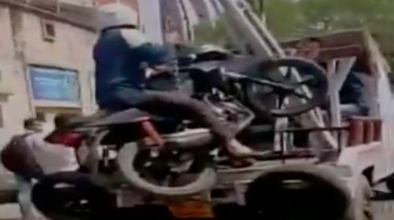 The bike owners friend video recorded him wearing a helmet while clasping the tow trucks chain. (Photo: Pixbay)