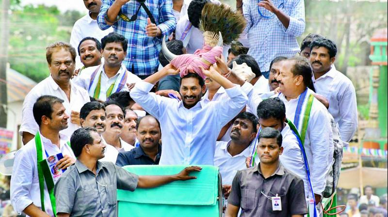 YS Jagan Mohan Reddy asks voters to switch on the fan