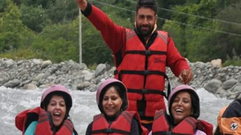 Kashmiri guide rescues tourists during rafting, dies