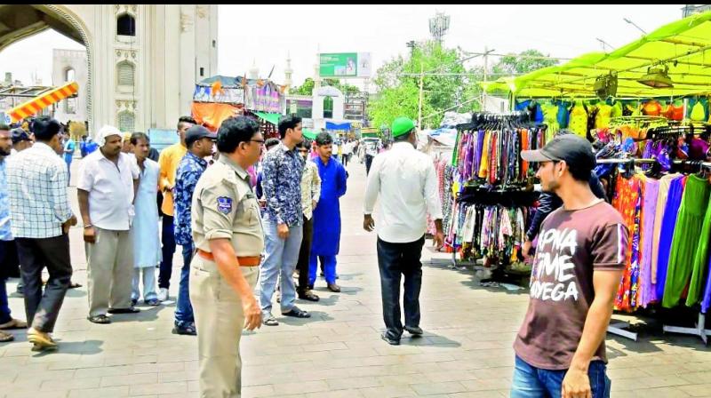Charminar hawkers return after cops remove them
