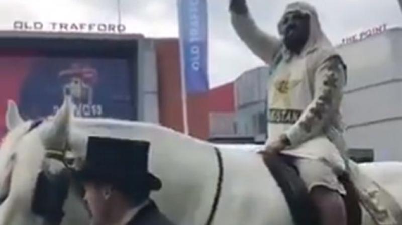 ICC CWC\19: Watch this Pakistan fan make his grand entrance to Old Trafford stadium
