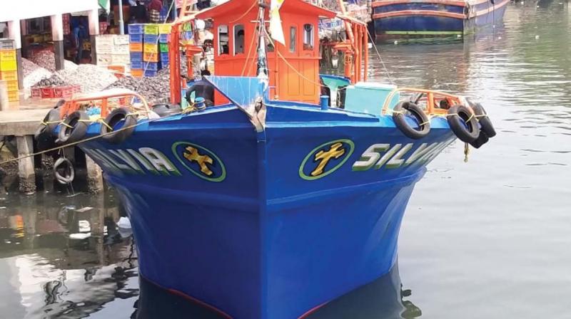 Three hurt after ship hits Munambam fishing boat