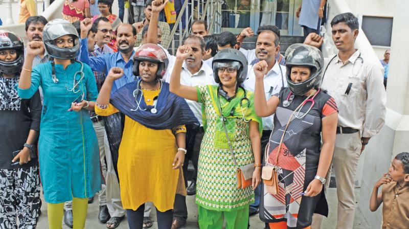 Medicos wear helmets, join nationwide protests