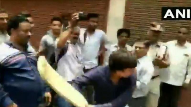BJP MLA Akash Vijayvargiya, who thrashed official with bat, gets bail