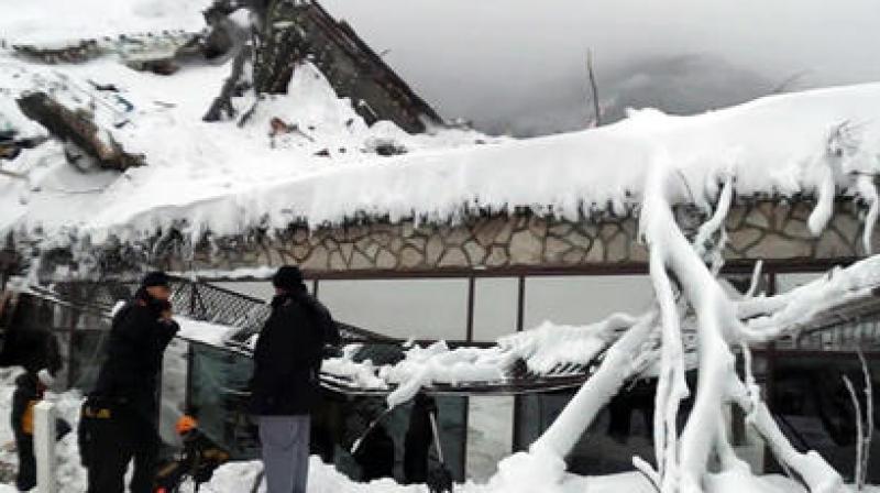 Rescuers work at the avalanche-hit Rigopiano hotel in Italy. (Photo: AP)