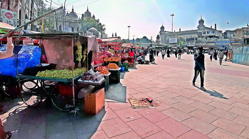 Hawkers are back in business at Charminar and Macca Masjid in large numbers. Though authorities have said that only licence holders will be allowed, the stretch is once again overflowing with hawkers.