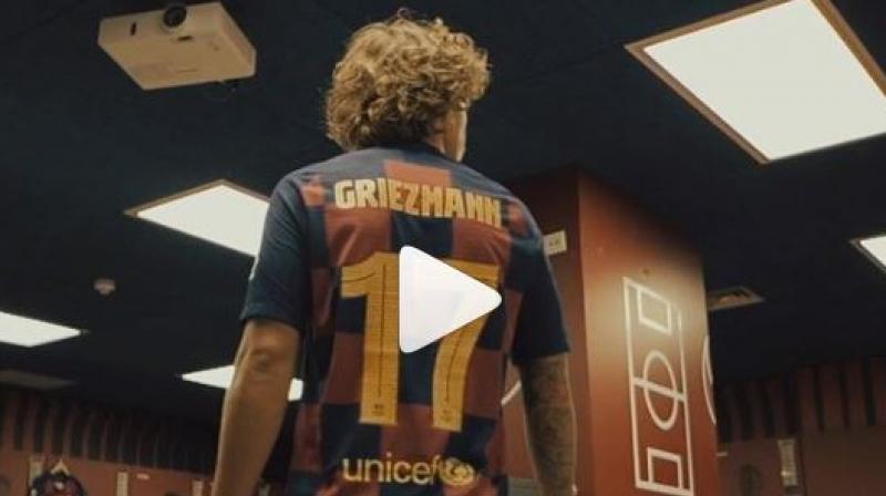 Antoine Griezmann joins Barcelona, pays visit to dressing room; watch video