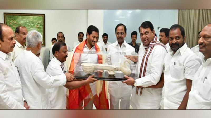 Jagan Reddy meets KCR, bats for friendly relations between Andhra-T\gana