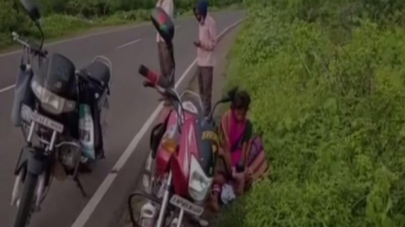 MP Woman gives birth to child on highway after ambulance fails to arrive
