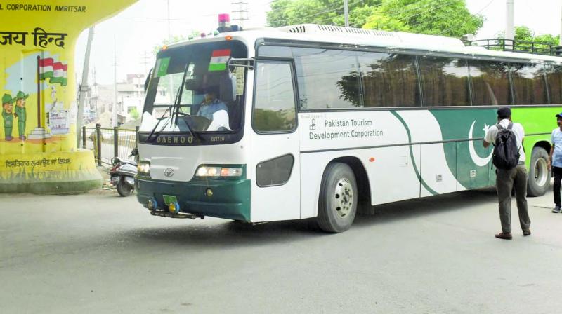 Pakistan suspends bus service to Delhi