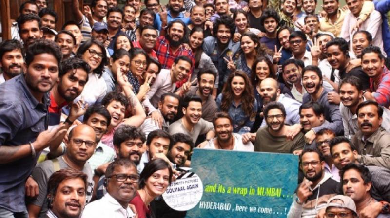 The entire cast and crew of Golmaal Again( Pic courtesy: Twitter/ ajaydevgn).