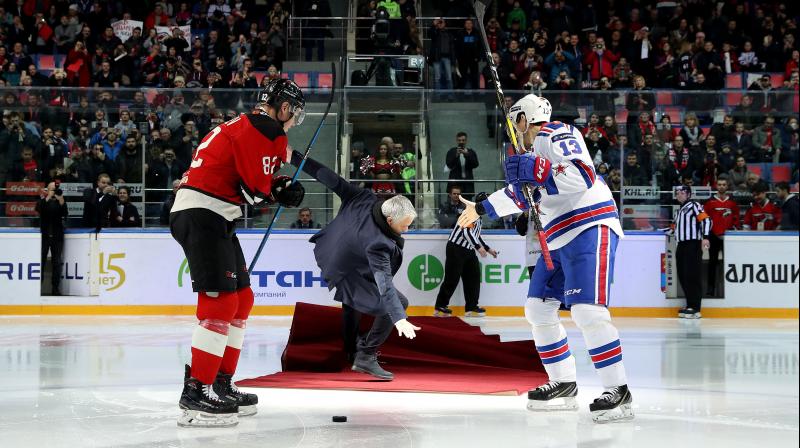Mourinho was helped up by SKA captain Pavel Datsyuk, a Russian national team player and twice Stanley Cup winner with the Detroit Red Wings in North Americas National Hockey League (NHL). (Photo: AFP)