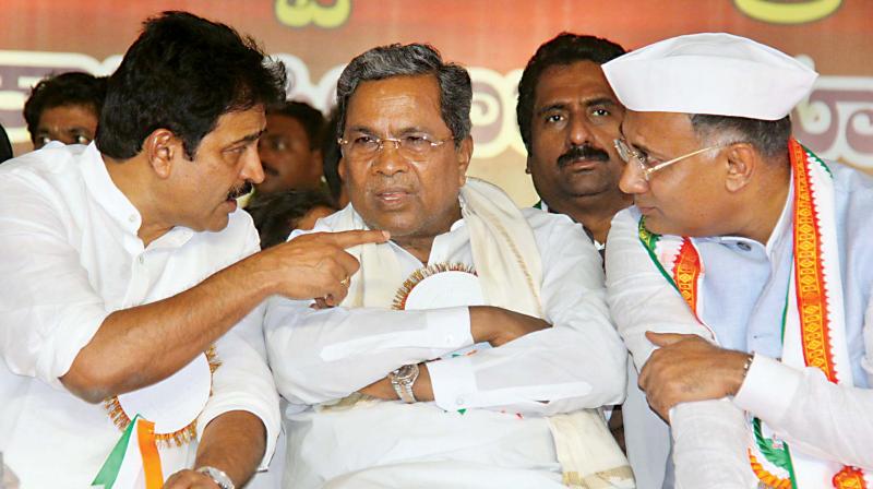 KPCCs newly-appointed president Dinesh Gundu Rao (R) with former chief minister Siddaramaiah (C) and AICC general secretary, incharge of Karnataka, K.C. Venugopal in Bengaluru on Wednesday. (Photo:DC)
