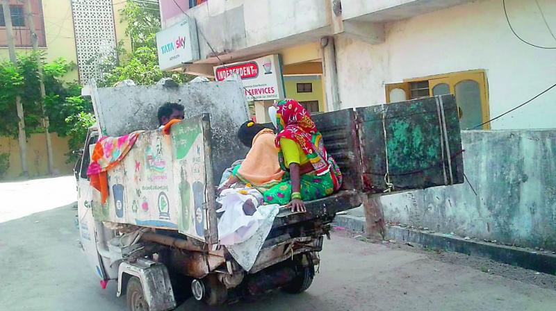 Hyderabad: Family of sanitary worker carries body in â€˜garbage lorryâ€™ for last rites