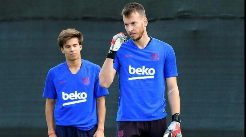 Barcelona keeper Neto suffers wrist injury in training