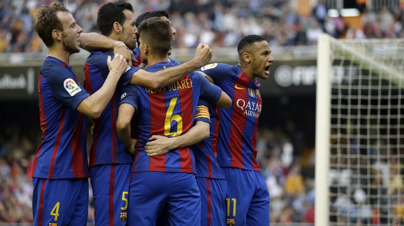 Barcelona is one point ahead of Atletico Madrid and Real Madrid before they play their matches on Sunday. (Photo: AP)