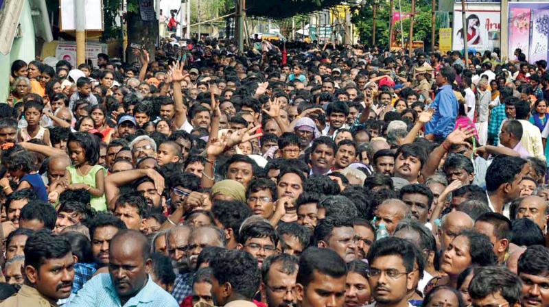 Kancheepuram: Four suffocate to death in Athi Varadar crowd