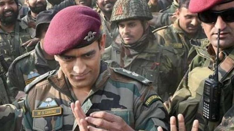 MS Dhoni in army uniform singing â€˜Pal Do Pal Ka Shayarâ€™ is sight for sore eyes: watch