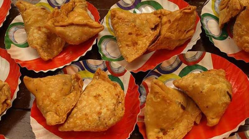 A 25-year-old student and his friend were brutally assaulted by a gang of three, including a shopowner, after a fight broke out over samosas at Nelasandra in Ashok Nagar police limits on Friday.