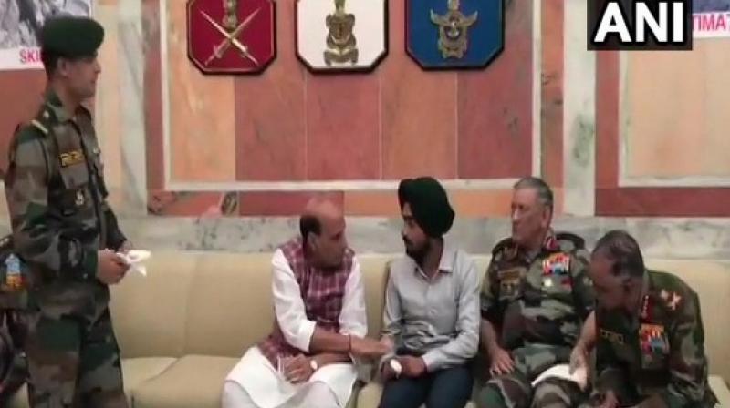 Rajnath Singh, Army chief meet officer injured during Makau expedition