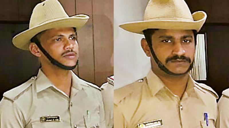 Constable Mahesh Nayak has a fractured his left hand, while the other constable, Basavaraj, has hurt his back. (Photo: DC)
