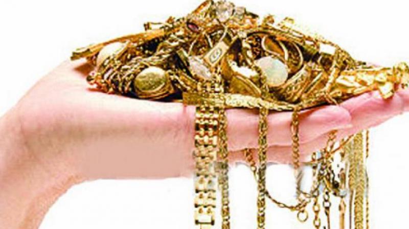 Gold prices fall by Rs 100 on easing demand