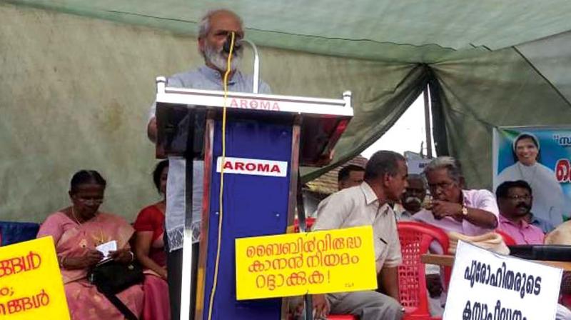 Dr Valsan Thampu inaugurates the CLA protest meeting in front of FCC provincial house at Mananthavadi, Wayanad on Wednesday.  (Photo: DC)