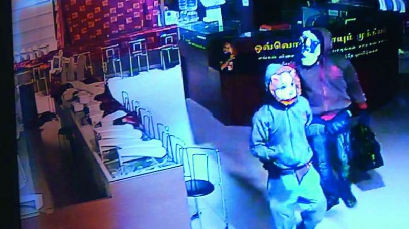 Tiruchy: Robbers wear comic masks to steal jewels