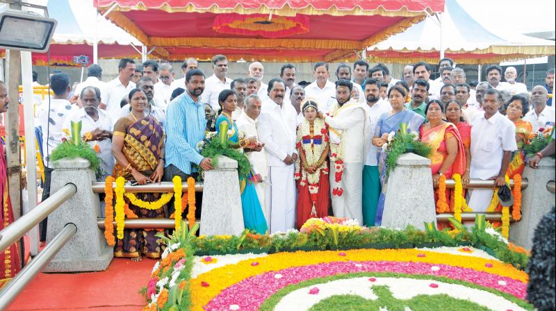 AIADMK man opts to marry at Ammaâ€™s Samadhi