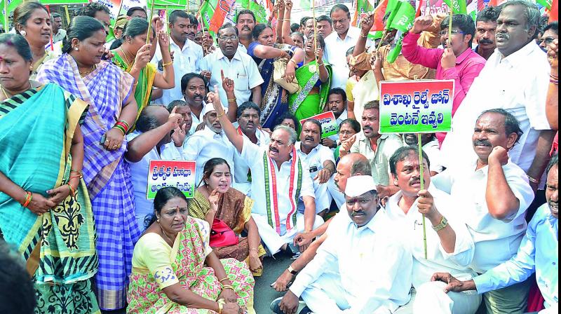 Congress activists, led by former MLA Dronamraju Srinivas, stage a rasta roko in protest against the central government, near Jagadamba Junction in Visakhapatnam on Thursday, demanding special status for AP. 	 DECCAN CHRONICLE