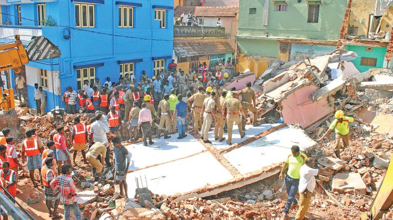 Rescue ops on in full swing at the collapse site in Tiruchy. (Photo: DC)