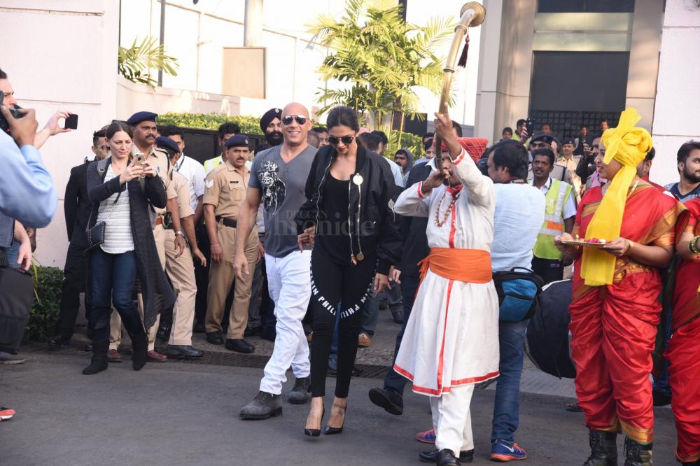 Deepika Padukone arrived in Mumbai, hand-in-hand with her co-star Vin Diesel, for the Indian premiere of their Hollywood film, 'xXx: Return of Xander Cage'. (Photo: Viral Bhayani)