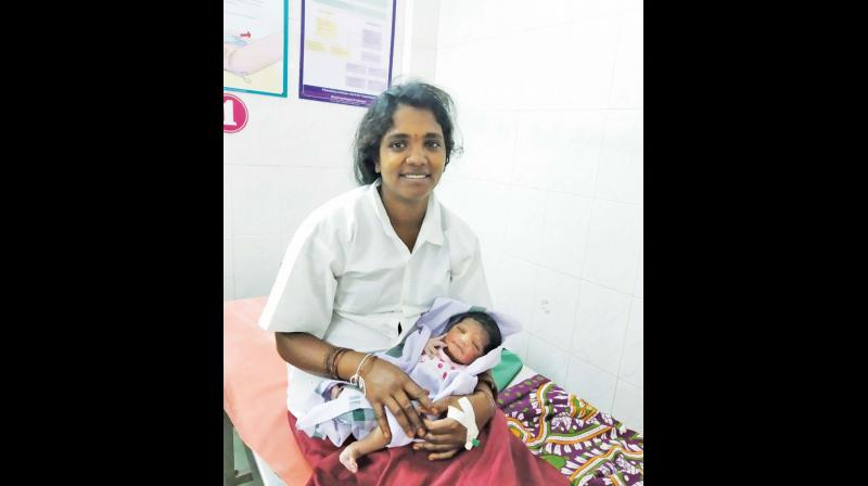 Chennai: Woman gives birth at Athi Varadar festival