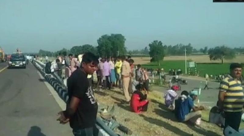 5 dead, over 30 injured as bus rams tractor on Lucknow-Agra Expressway
