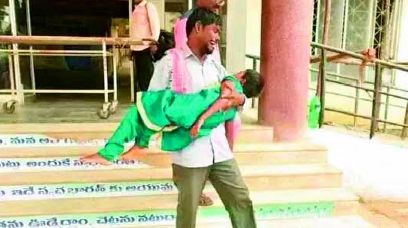 Karimnagar: Father carries body in an auto
