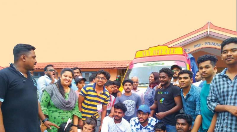 The volunteers of Kai Korthu Kannur which also includes kids from different age groups.