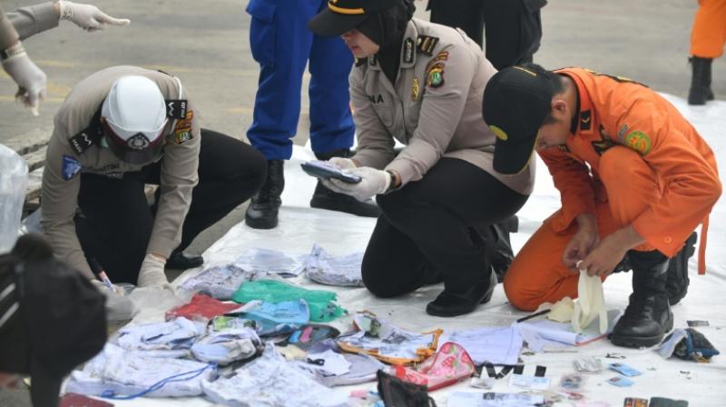 Indonesian police and SAR personel identify personal items of passengers of the ill-fated Lion Air flight JT 610 at the Jakarta port. (Photo: AFP)