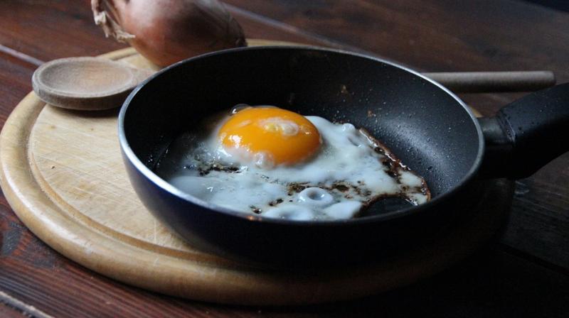 Some people avoid using olive oil as the oil has a savoury flavour that can absorb into the eggs. (Photo: Pixabay)