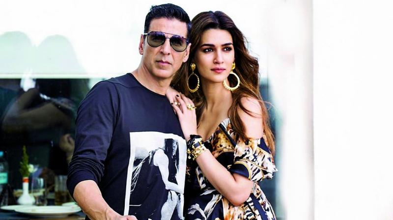 Akshay Kumar takes Kriti Sanon under his wing