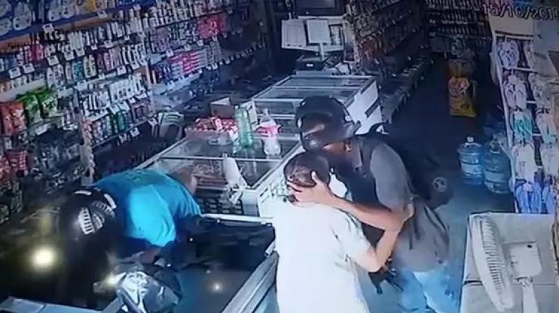 Brazilian robber kisses elderly woman, refuses to take her money
