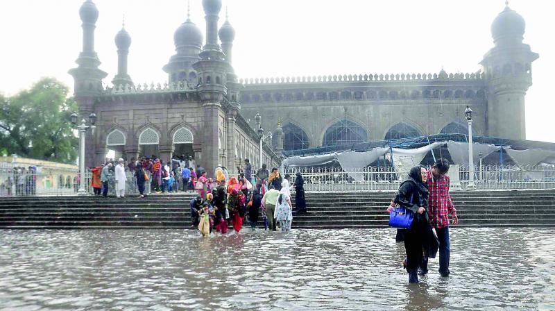 Heavy rains disrupted life in the Old City. (Photo:  INN)