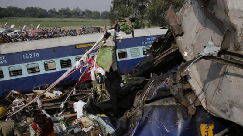 Rescuers work on the site of a train derailment accident in Kanpur Dehat, India, Sunday, Nov. 20, 2016. (Photo: AP)
