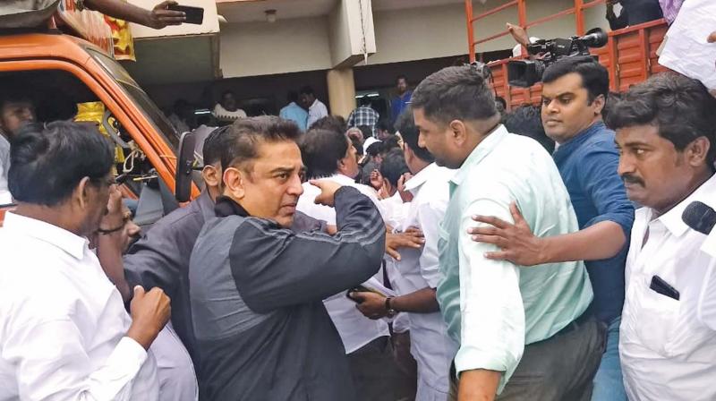 Kamal Haasan with the relief materials loaded in  lorries at Thanjavur.(Photo: DC)