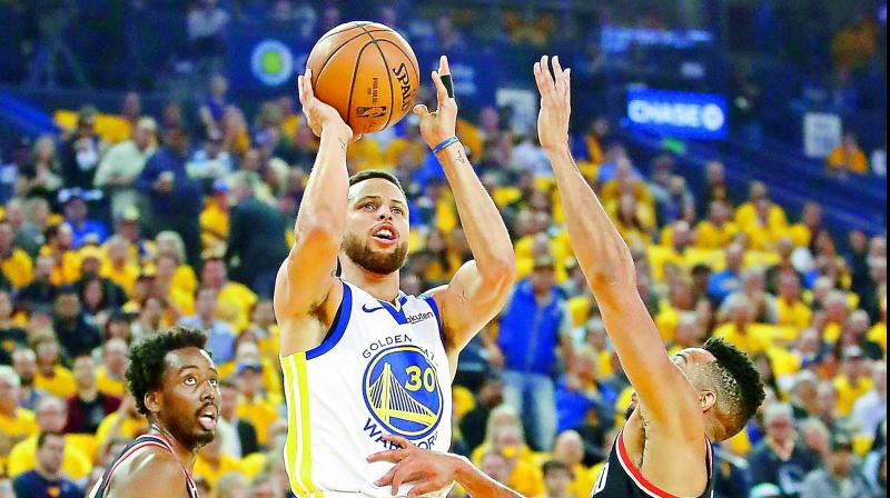 Stephen Curry powers Golden State Warriors