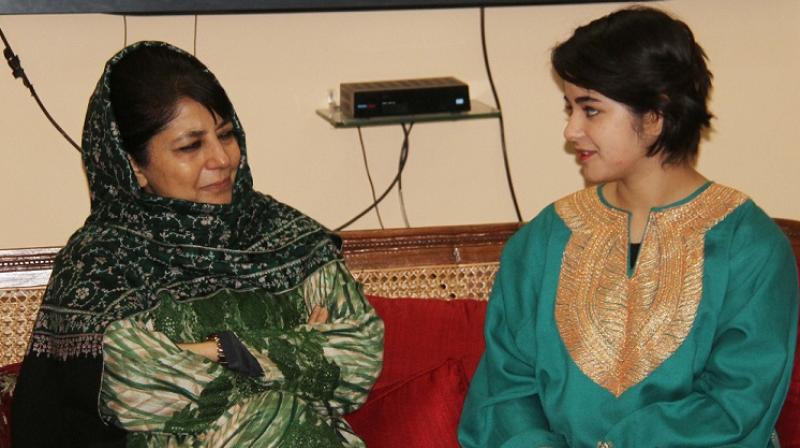 Zaira Wasim Khan meeting Mehbooba Mufti at laters residence