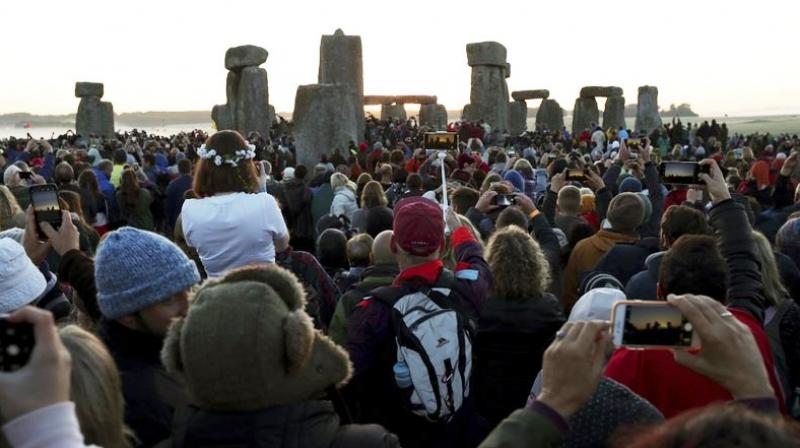 Thousands watch summer solstice from Stonehenge