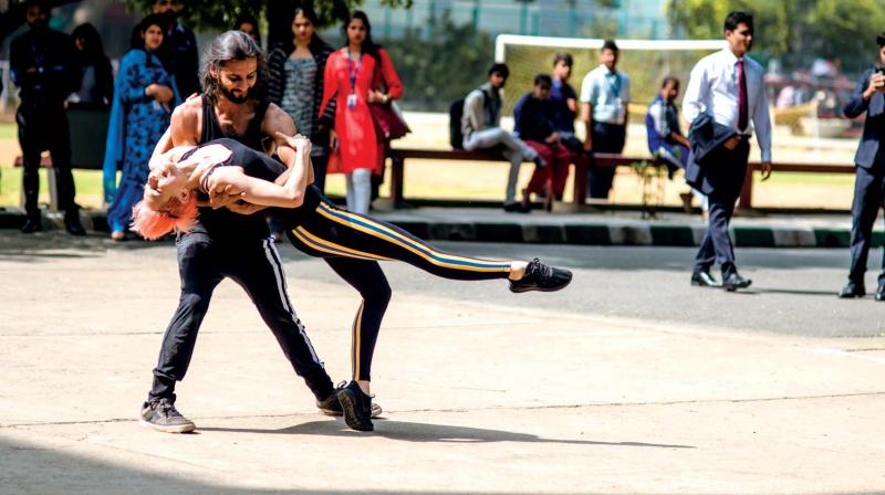 Pop-up performances held across the city on December 4 to raise awareness on contemporary dance.