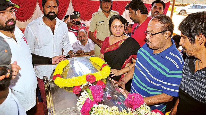 Family members of actor-director Kashinath on Thursday in Bengaluru.  (Photo:DC)