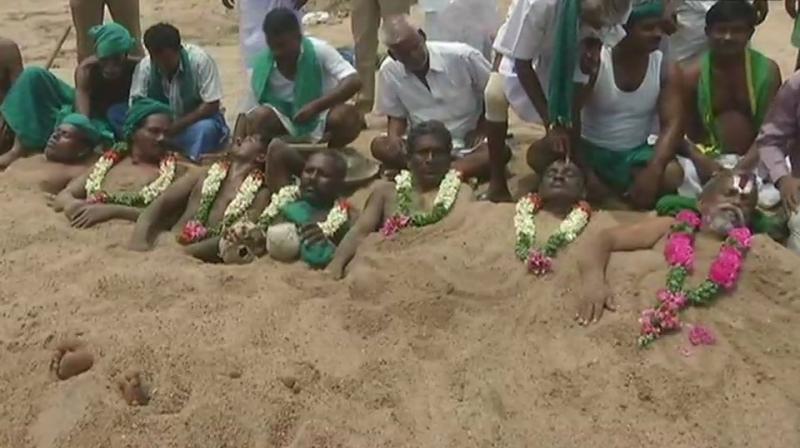Battling the blazing sun, the farmers who were carrying garlands and skulls around their necks, buried themselves in the hot sand. (Photo: ANI/Twitter)